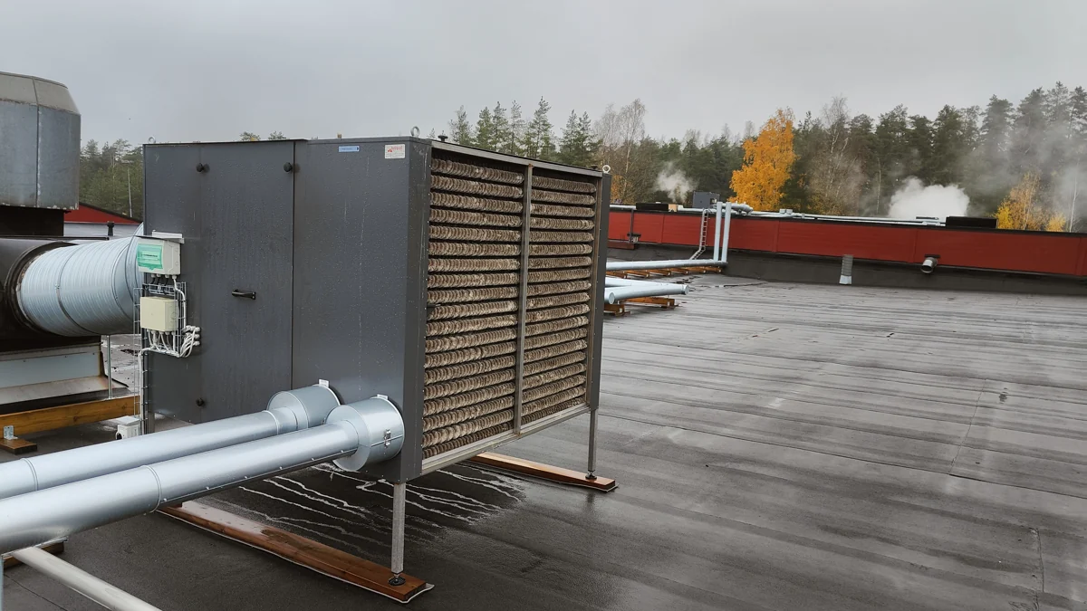 Hydrocellin lämmöntalteenottolaite vesikatolla kanava- ja putkiliitäntöineen